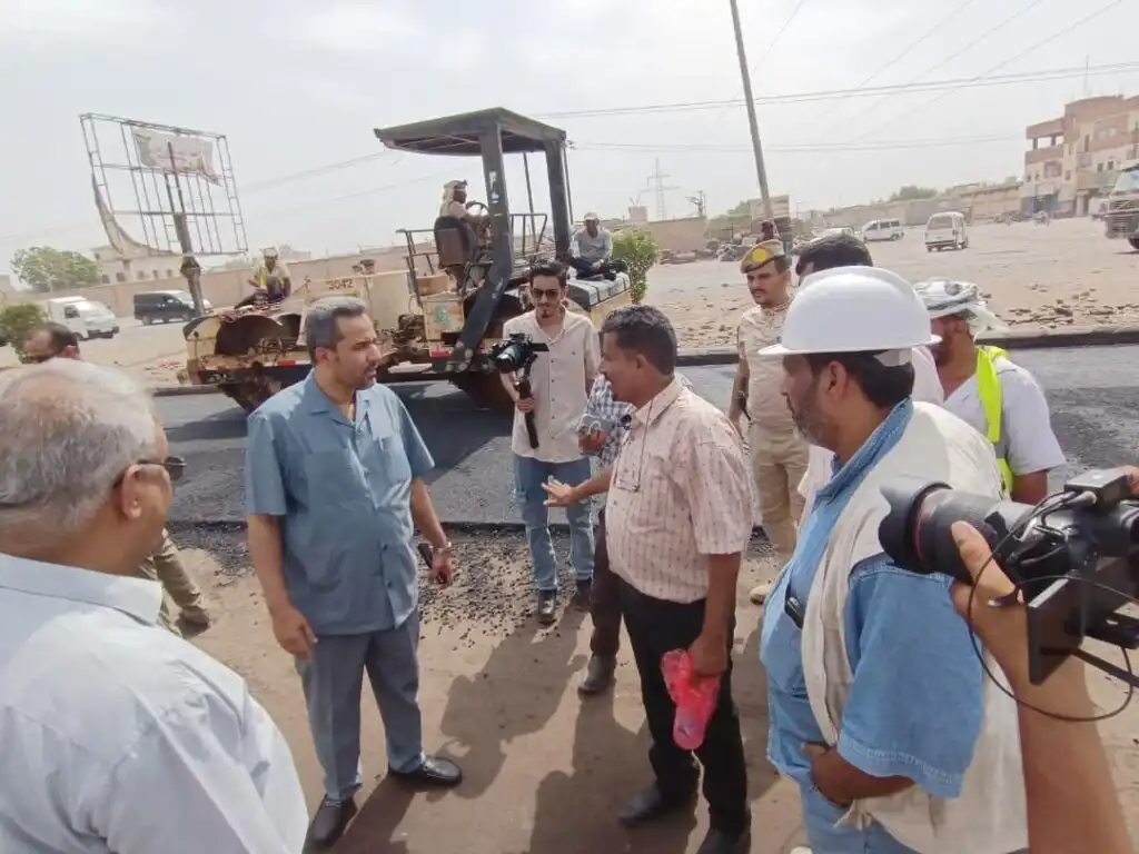 محافظ لحج يُدشِّن مشروع سفلتة طريق عدن – لحج