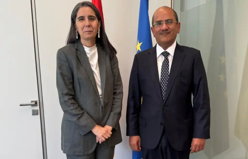 L'ambassadeur du Yémen discute avec une responsable espagnole des violations iraniennes de la souveraineté yéménite.