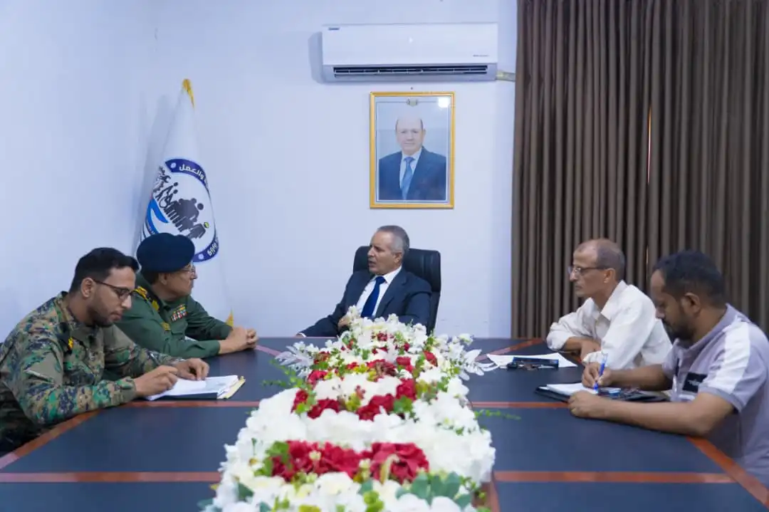 Le ministre des Affaires sociales discute avec le directeur de la réhabilitation des programmes pour les détenus.