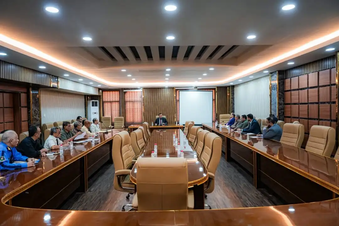 The State Minister and Governor of Aden chaired a meeting to assess service and development conditions and preparations for the weather system.