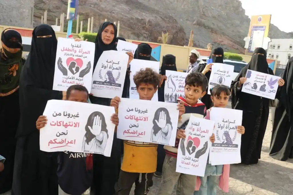وقفة احتجاجية في عدن تطالب بمحاسبة المتورطين في جرائم الابتزاز وحماية النساء والأطفال