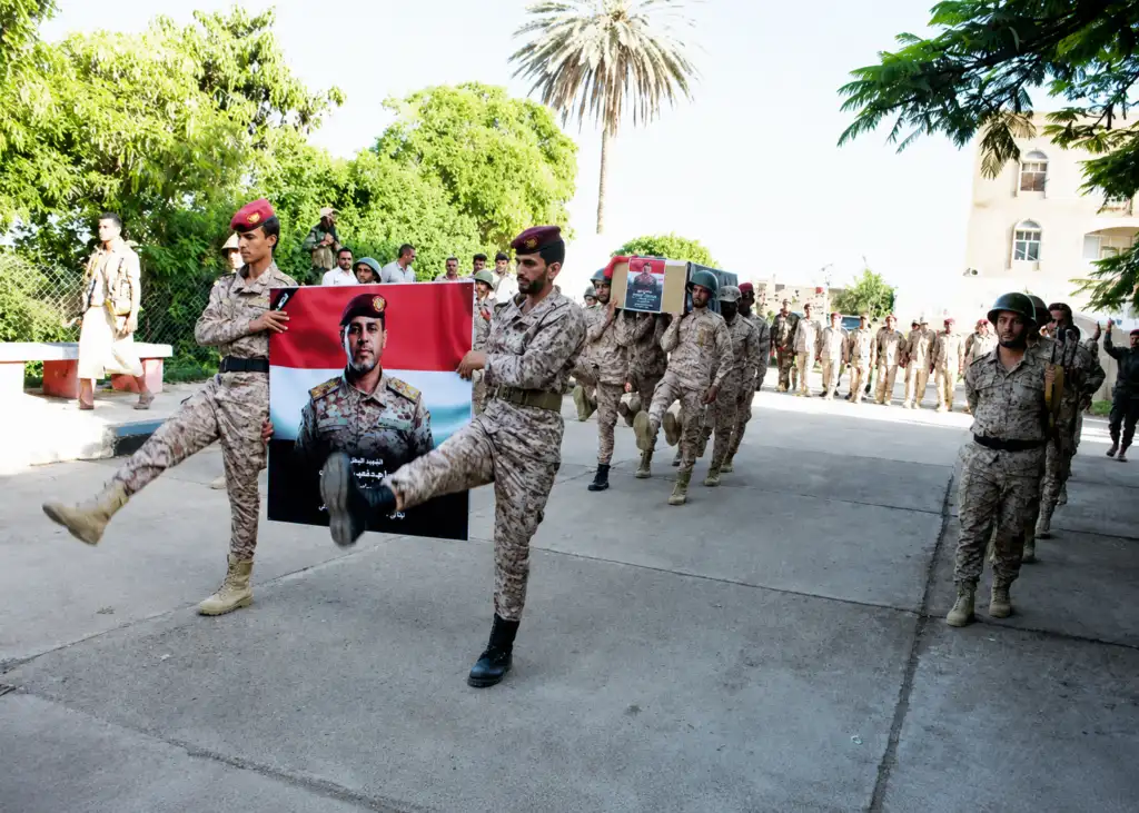 Le ministre de la Défense rend hommage au général Ayman Chkeib et loue sa carrière militaire.