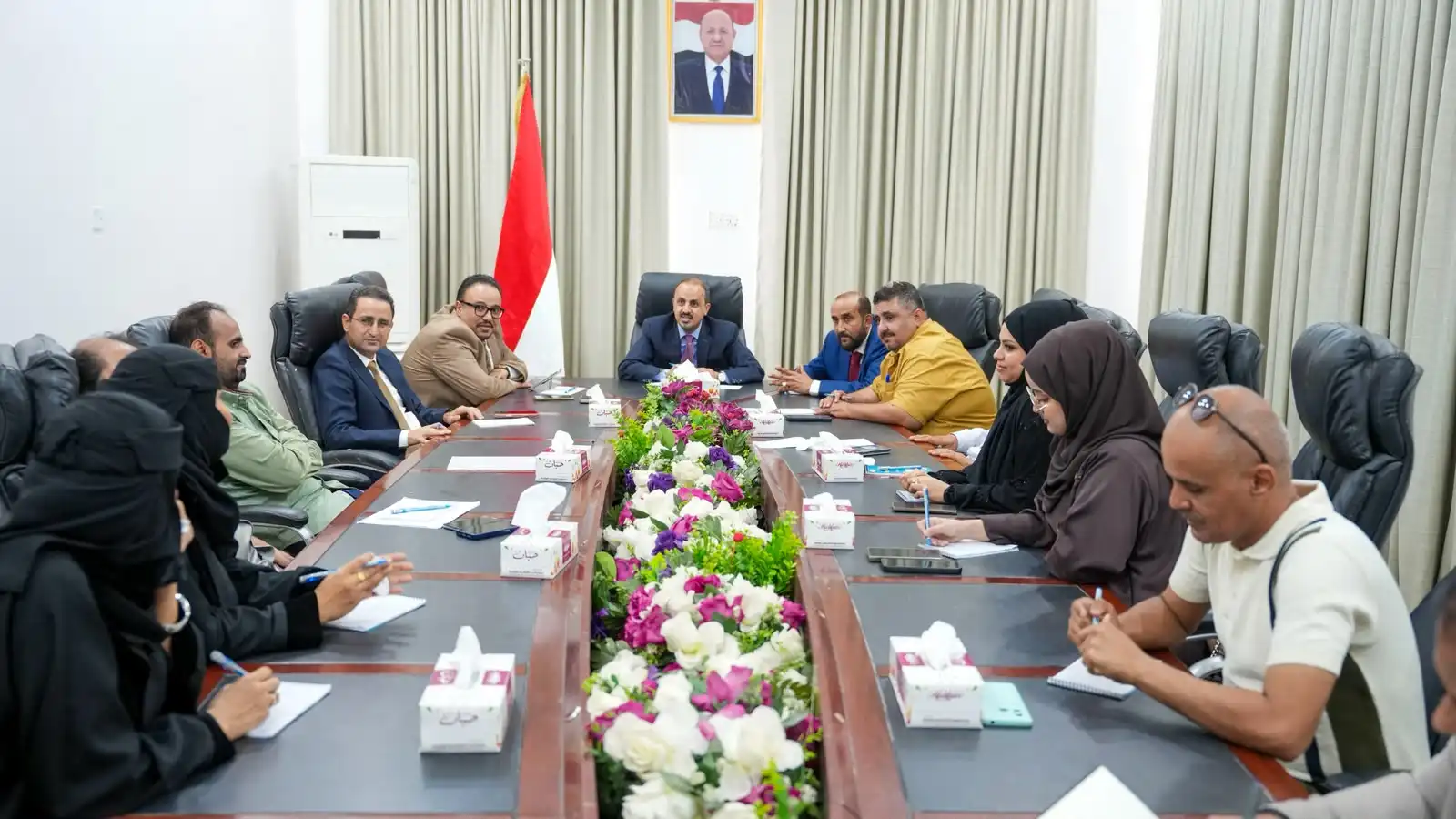 Le ministre de l'Information appelle les médias à sensibiliser la population aux dangers des tentatives des Houthis de soumettre le Yémen aux intérêts iraniens.