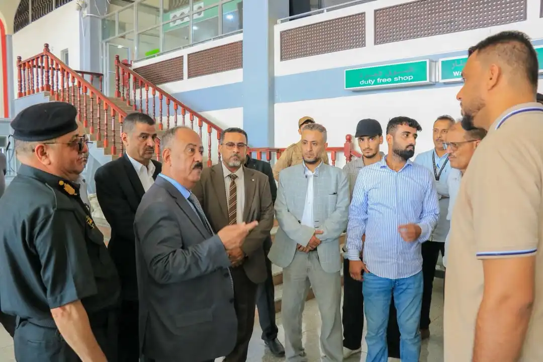 Le ministre des Transports visite plusieurs secteurs à Aden et s'informe sur l'activité maritime et aérienne.