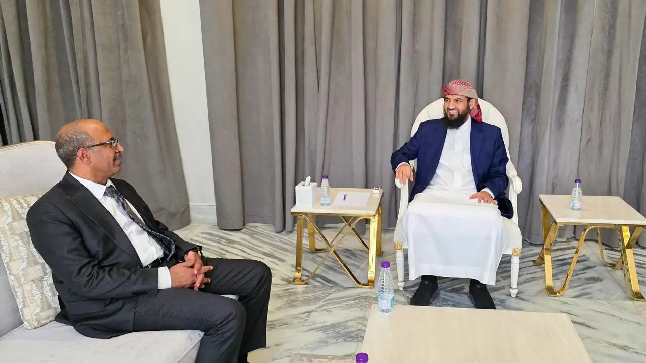 Le membre du Conseil de direction, Al-Muharrami, discute avec le ministre du Pétrole des arrangements pour relancer l'exportation de pétrole brut.