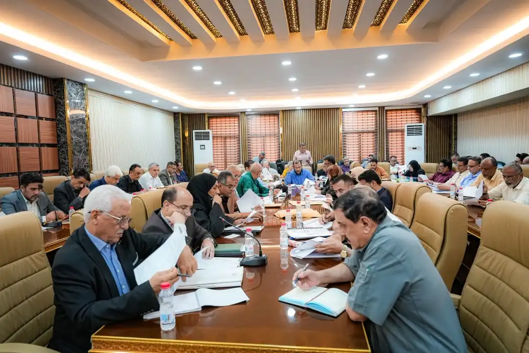 Aden: The executive office in the governorate discusses several vital service-related issues.