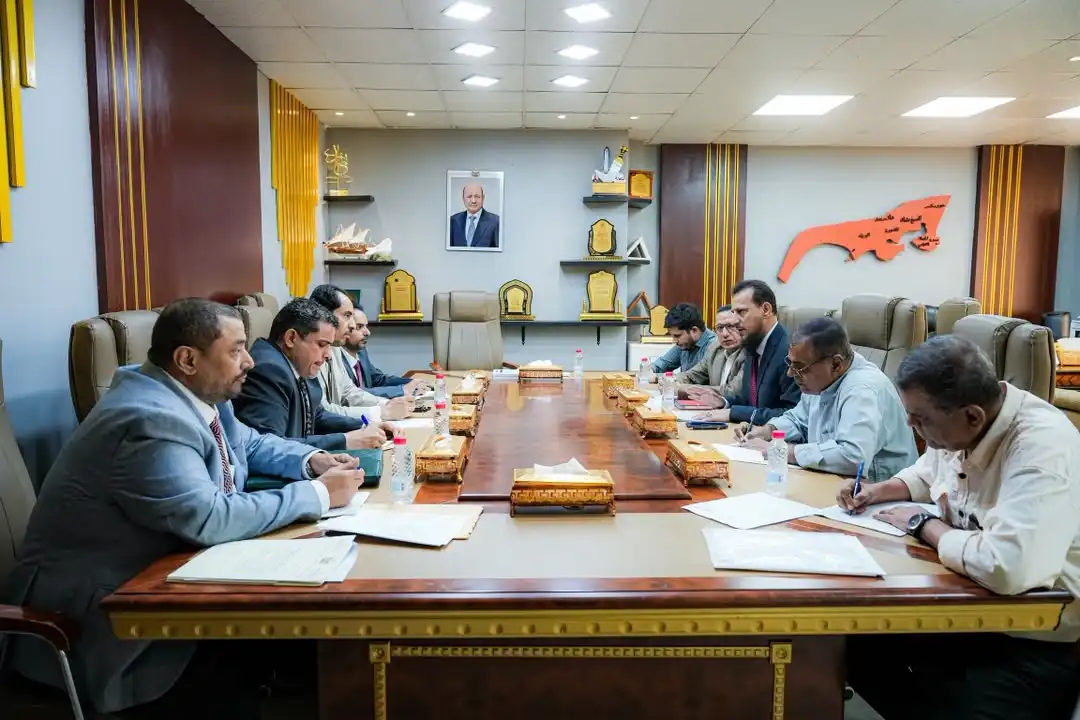 Le ministre de la Jeunesse et le gouverneur d'Aden discutent de l'amélioration des activités sportives et jeunesse.