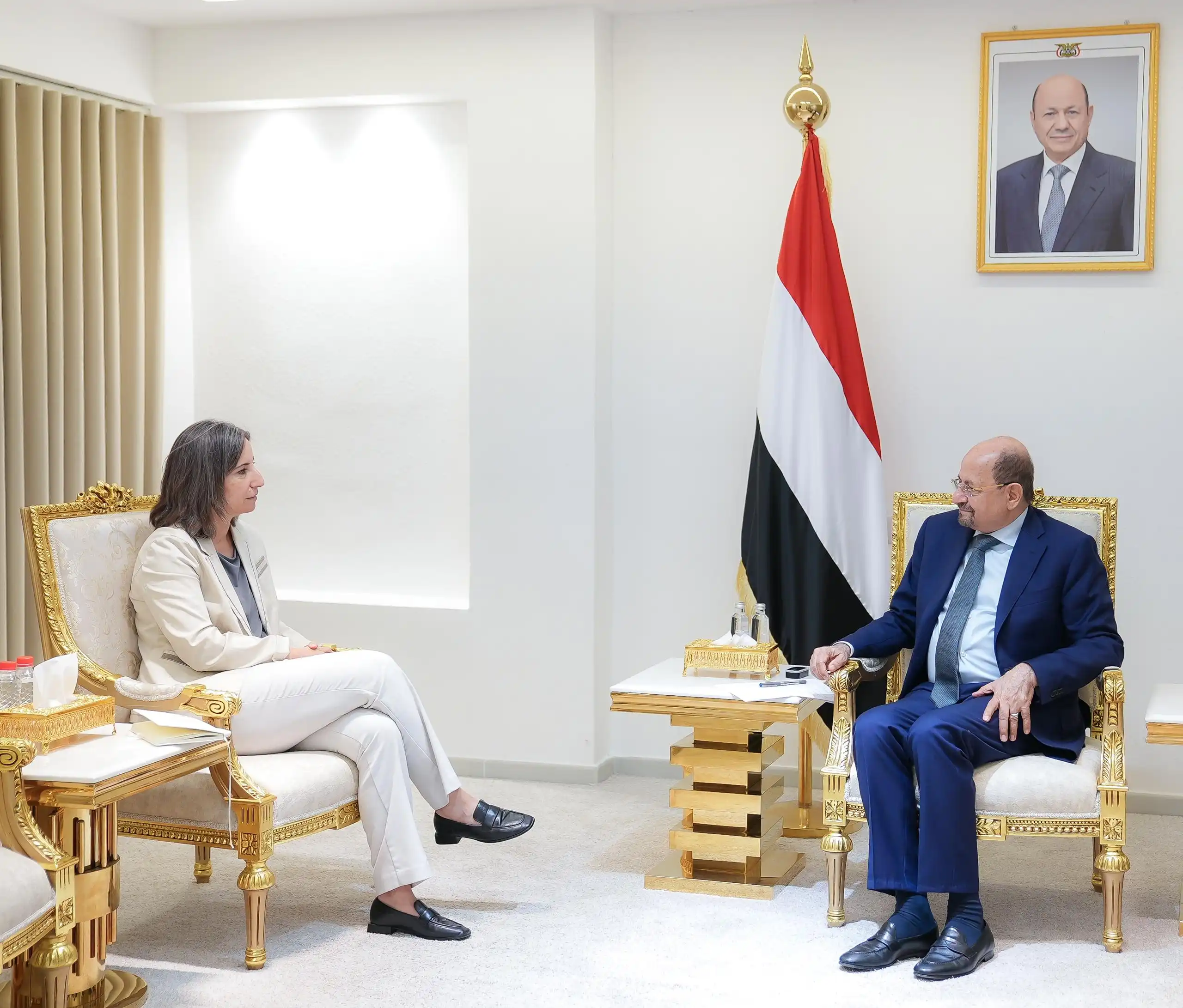 Le Premier ministre reçoit à Aden la directrice du bureau du Groupe de la Banque mondiale.