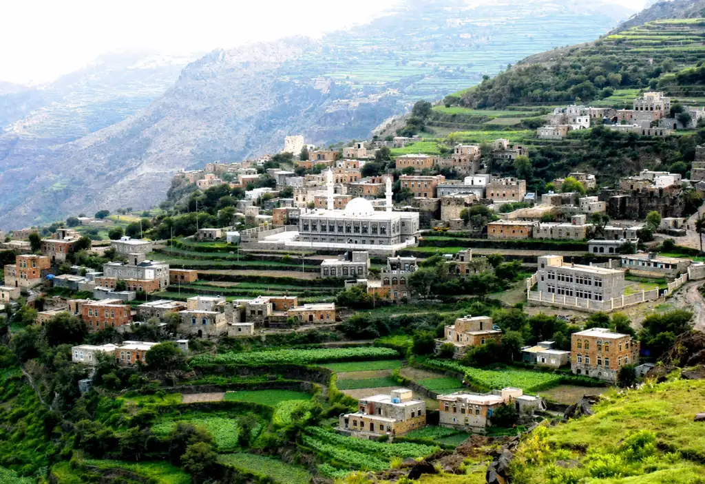 Houthi armed gangs continue to spread chaos in Al-Amuqin, exacerbating the region's instability and unrest.