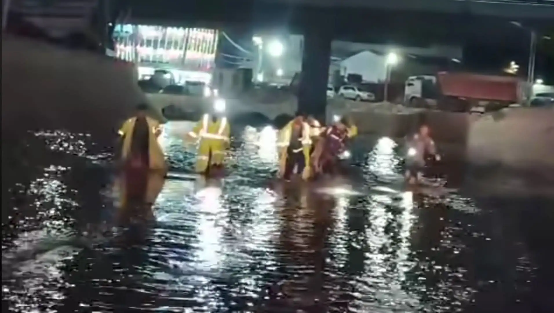 Un enfant est décédé et sa sœur a survécu après avoir été emportés par les inondations dans le district de Thawra, à Sanaa.