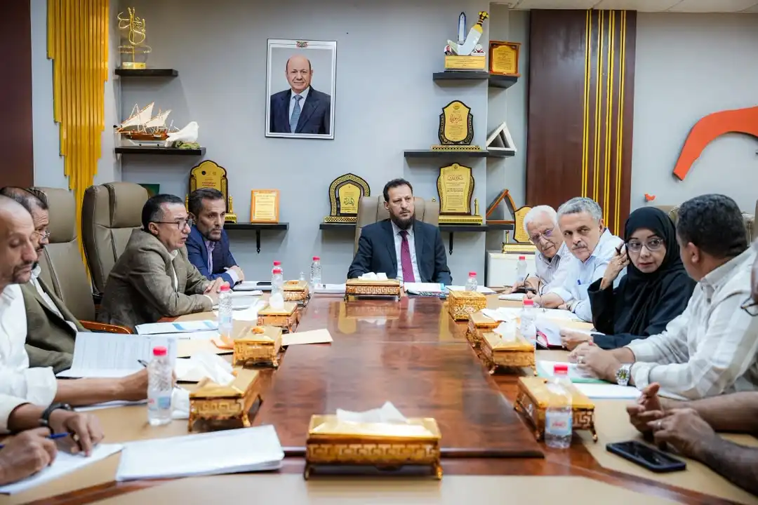 À Aden, une réunion présidée par le ministre d'État et gouverneur a approuvé plusieurs projets de services et de développement.