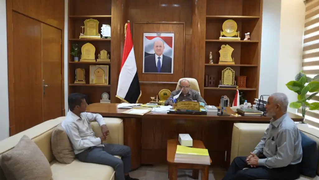 عضو مجلس القيادة الخنبشي يطّلع على مبادرة حضرموت الاقتصادية ويقرّ مشاريع خدمية وتنموية بالمحافظة