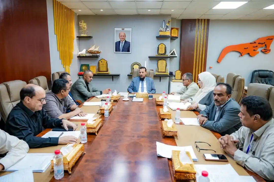 À Aden, une réunion aborde les défis du secteur éducatif et les préparatifs pour le début de la nouvelle année scolaire.