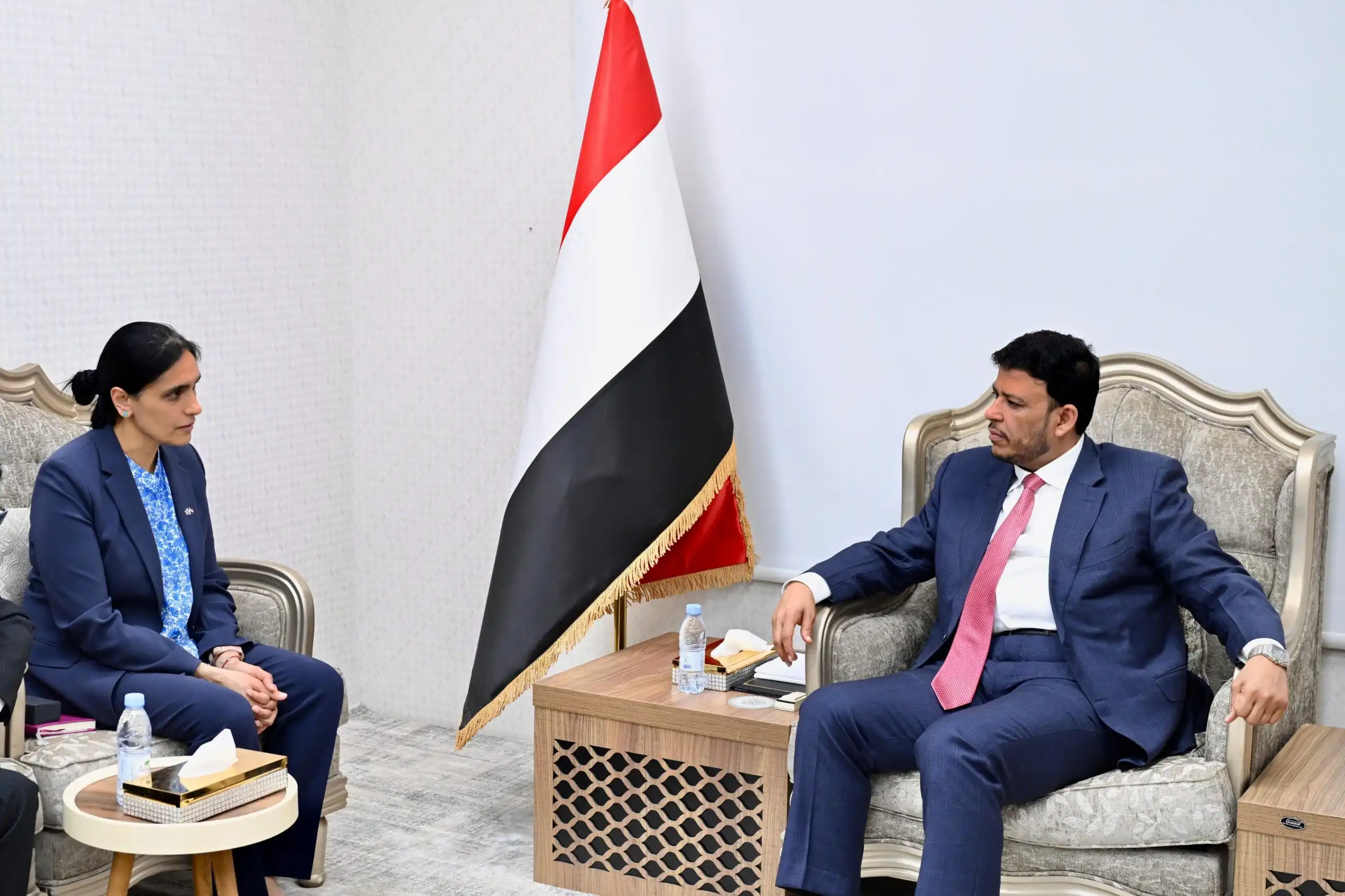 Le Dr. Abdullah Alimi, membre du Conseil de direction, discute avec l'ambassadrice britannique des évolutions nationales.