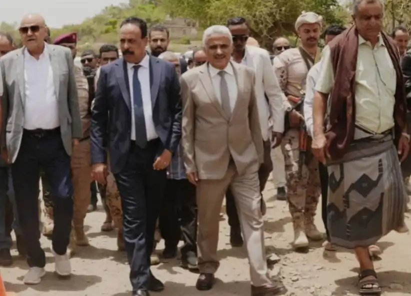 Le ministre des Travaux publics et le gouverneur de Taïz lancent le projet de maintenance et de réhabilitation de la route Nashma-Houban.