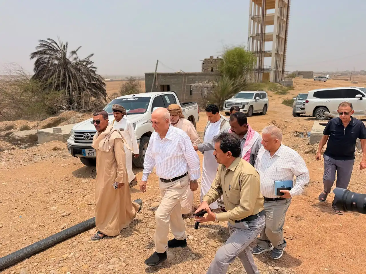 Le ministre de l'Eau et de l'Environnement visite le champ d'eau de Wadi Al-Jaz' et souligne l'importance de sa durabilité.