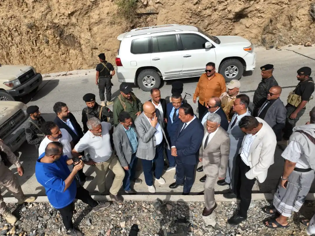 Le ministre des Travaux publics et le gouverneur de Taiz inspectent l'avancement des travaux de réhabilitation de la route Heijjat al-Abd.