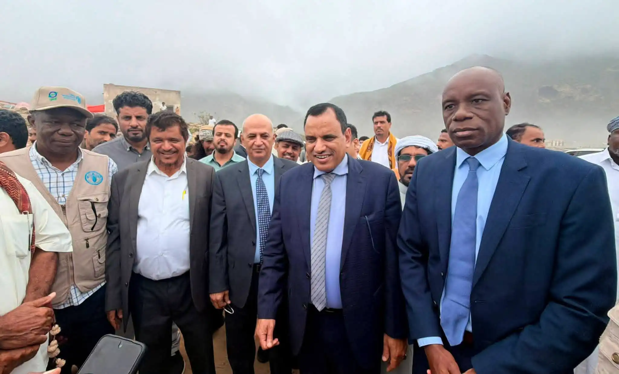 السقطري والشرجبي inaugurent des centres de pêche à Huf et Damqout et posent la première pierre d'une usine de glace.