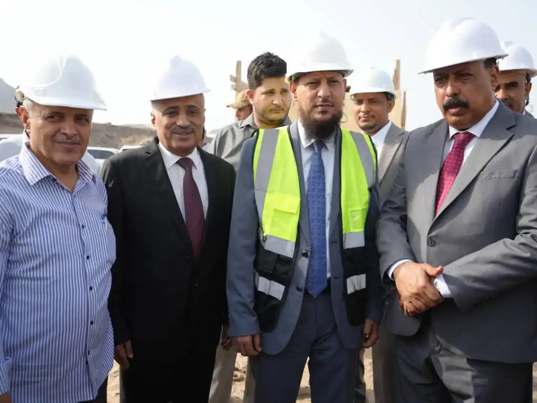 Le ministre des Travaux publics et le gouverneur d'Aden inaugurent le projet de restauration du vieux pont de Brega.