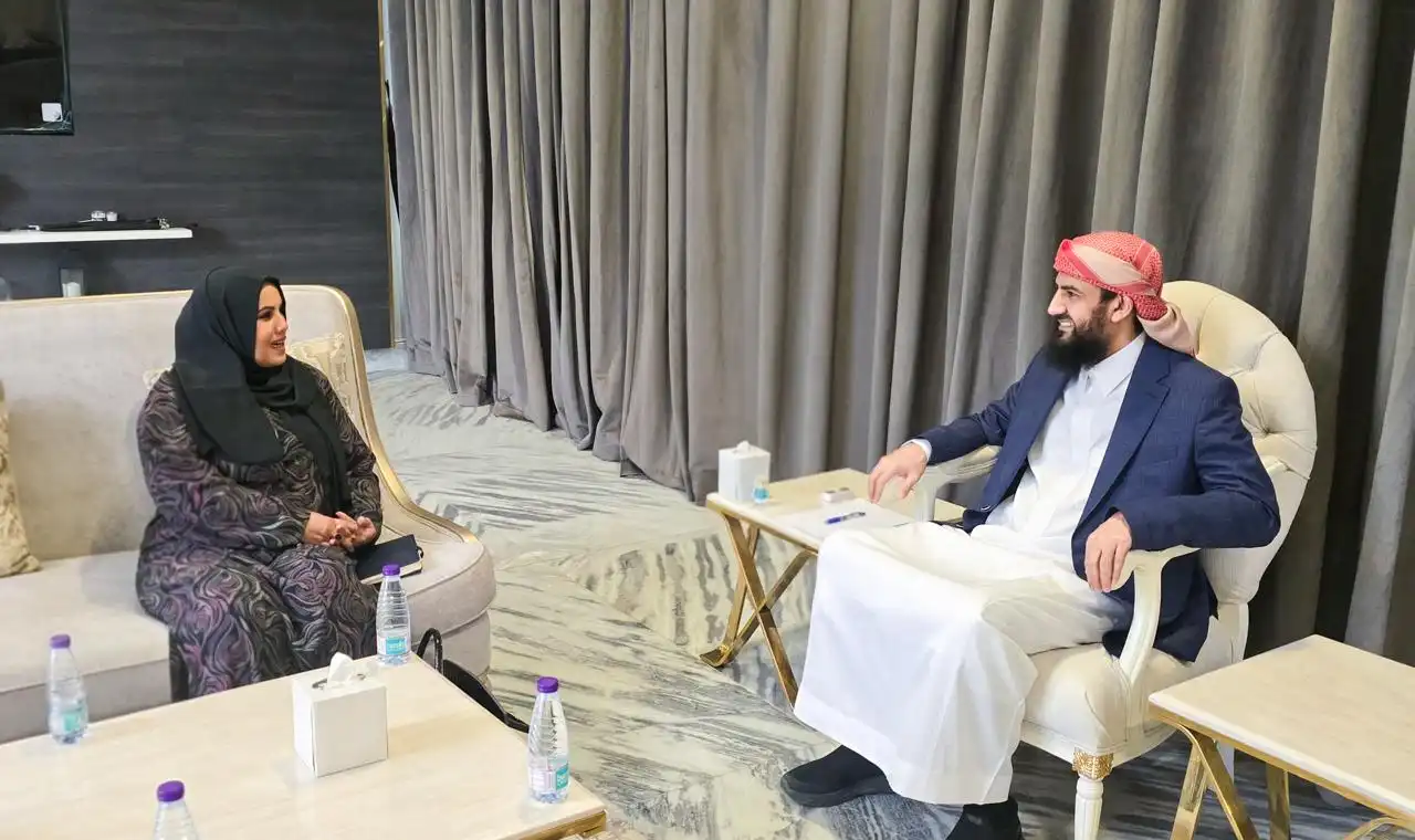 Le membre du Conseil de direction, Al-Mahrimi, reçoit le ministre d'État aux affaires féminines et souligne l'importance du rôle des femmes dans le développement.