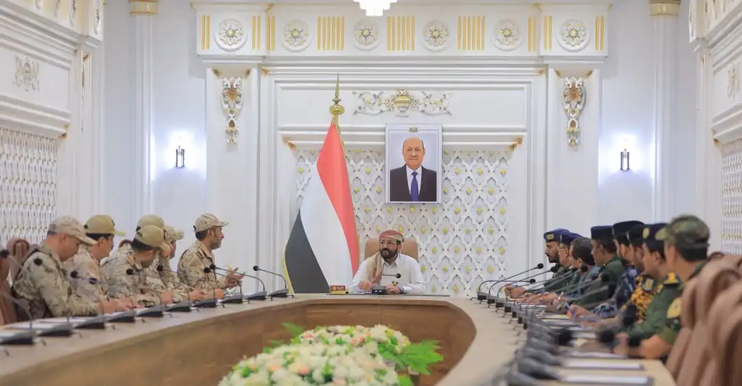 Le membre du Conseil de direction, Sultan Al-Aradah, préside une réunion du comité de sécurité militaire à Marib.