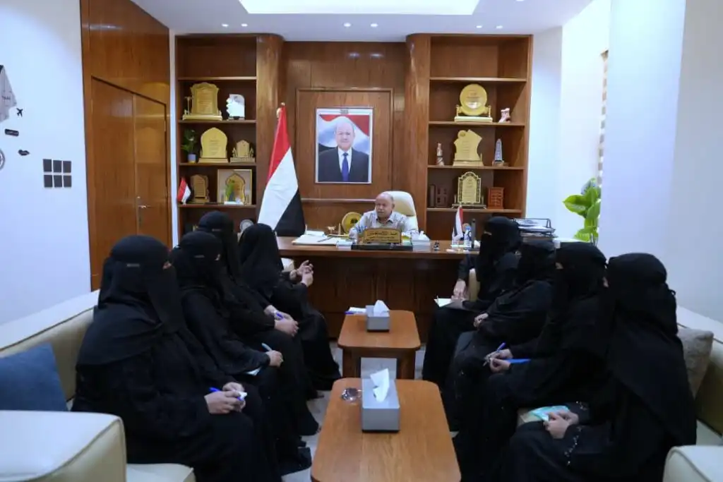 عضو مجلس القيادة محافظ حضرموت سالم الخنبشي يطّلع على التحضيرات للمؤتمر الأول للرائدات بحضرموت