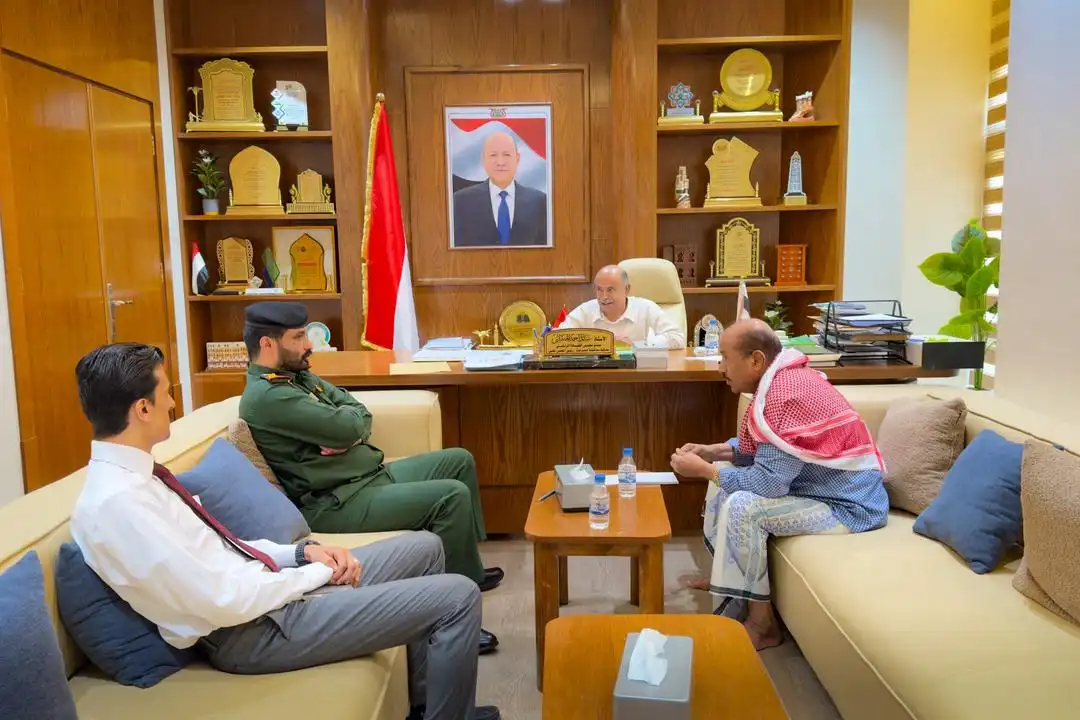 Le membre du Conseil de direction, Salem Al-Khanbashi, discute des évolutions et de l'avancement des projets dans les districts de Wadi et Sahara.