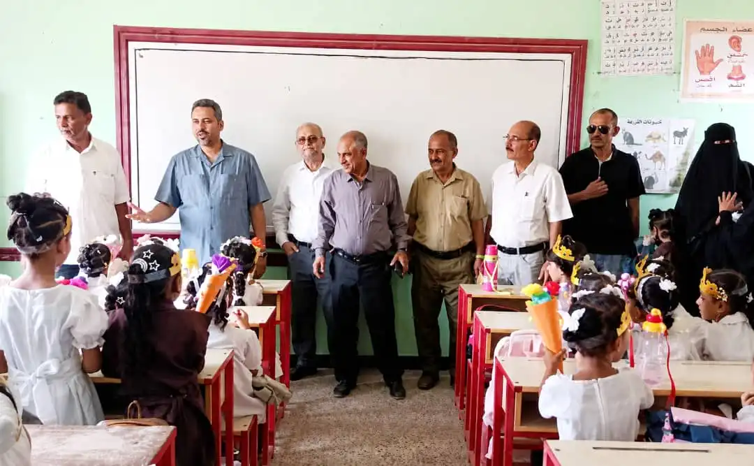 Le gouverneur de Lahij inaugure la nouvelle année scolaire et ouvre une succursale de la Banque Al-Basiri dans la province.