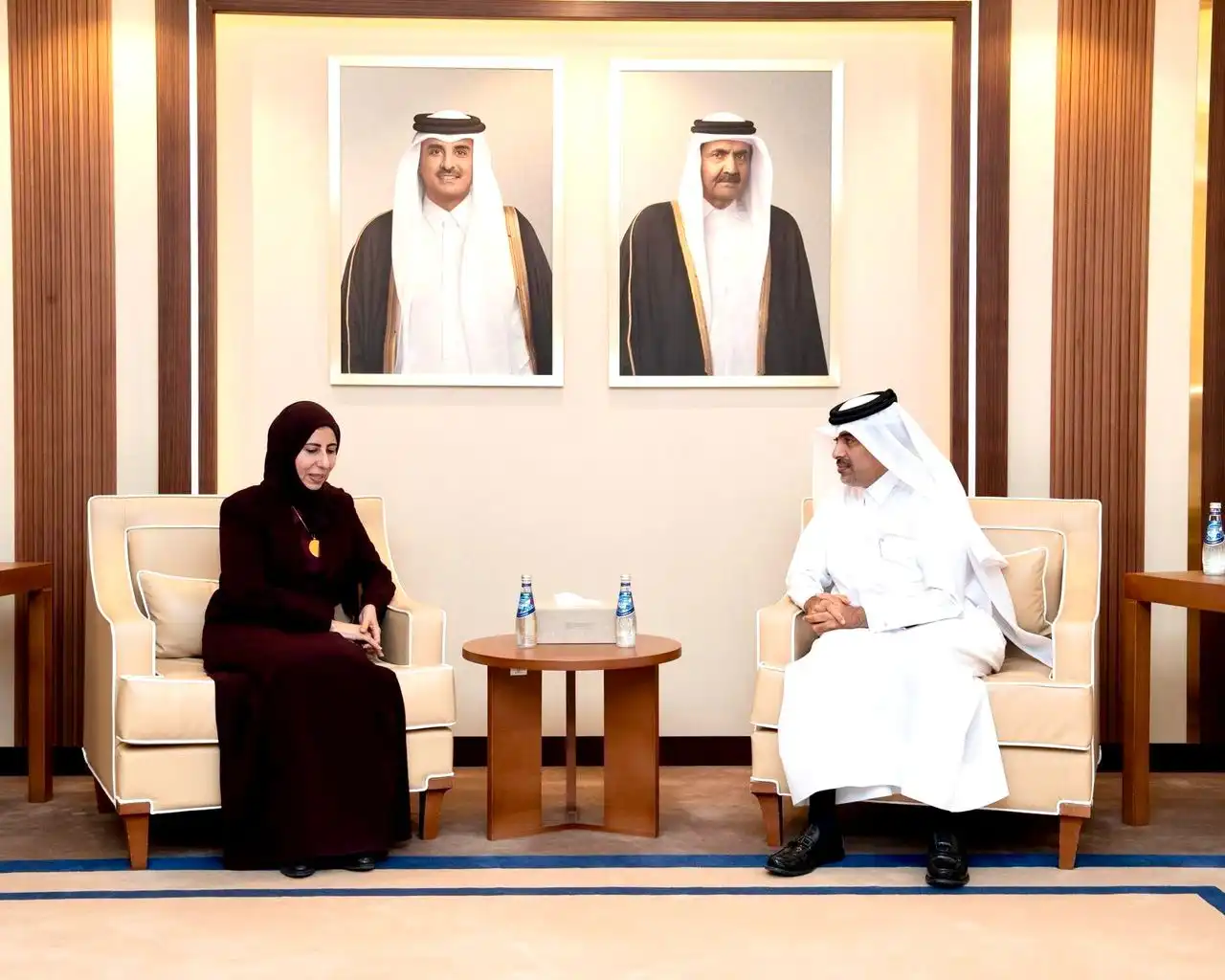 La ministre des Affaires étrangères discute avec le directeur général du Fonds qatari de développement de l'amélioration de la coopération.
