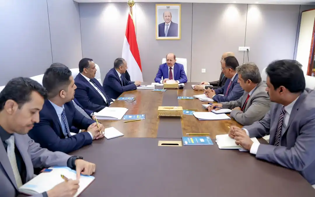 Le Premier ministre préside une réunion conjointe des leaders de l'industrie, du commerce et des finances pour renforcer l'intégration institutionnelle.