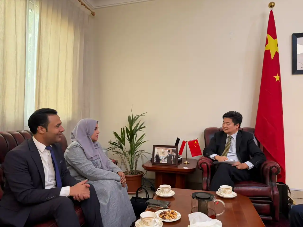 Le ministre d'État aux droits des femmes discute avec l'ambassadeur par intérim de Chine de la coopération pour l'autonomisation des femmes.