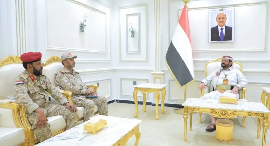 العرادة يلتقي قائد محور الغيضة ويشدد على مكافحة أنشطة التهريب التي تديرها مليشيات الحوثي الإرهابية