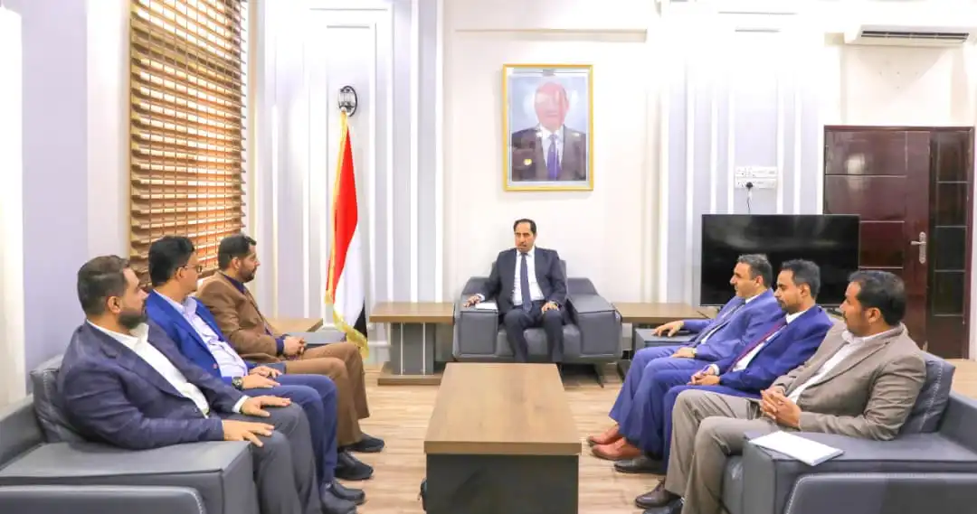 وزير الشباب يناقش تعزيز التعاون مع جمعية المستشارين والمدربين اليمنيين