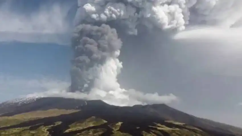 Un nuage de cendres volcaniques du mont Etna contraint l'aéroport de Catane à suspendre ses vols.