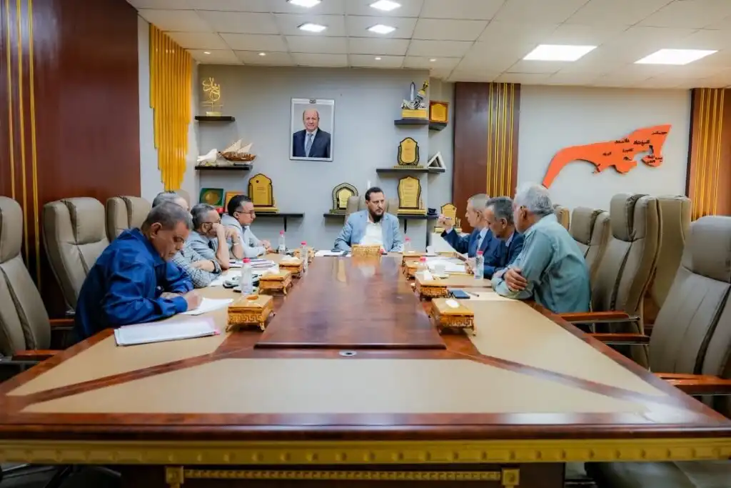 وزير الدولة محافظ عدن يناقش مع رئيس مصلحة الضرائب تعزيز التعاون المشترك لتنمية الإيرادات ومكافحة التهرّب الضريبي