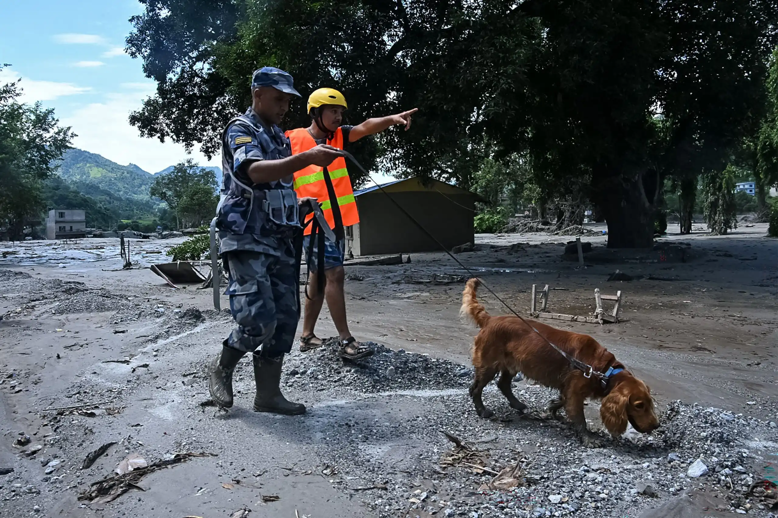 Le nombre de disparus lors des inondations au Népal et en Chine dépasse désormais 2400 personnes.