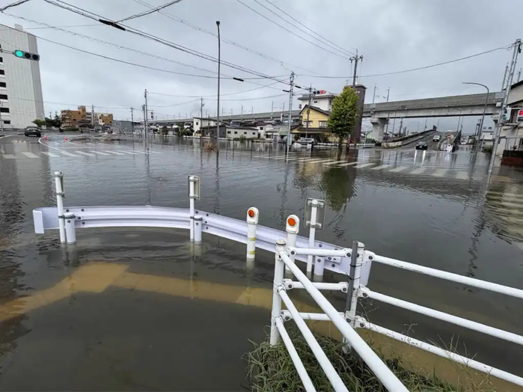 Japan raises alert level to "5" in Fukui following record rainfall and landslides.