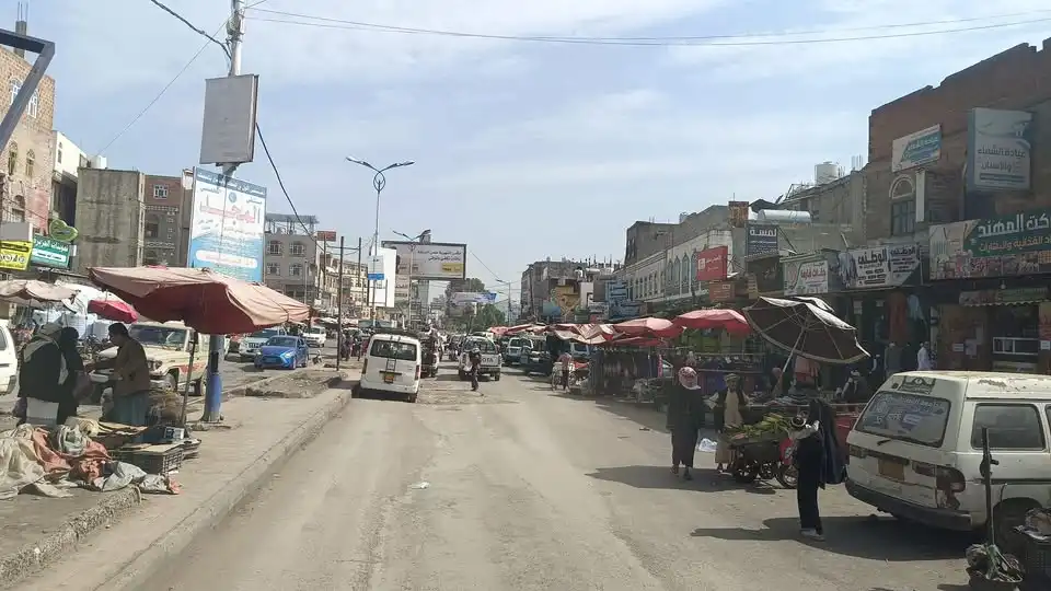 Les vendeurs ambulants rejettent des taxes illégales imposées par les Houthis à Mafrqa Jibla.