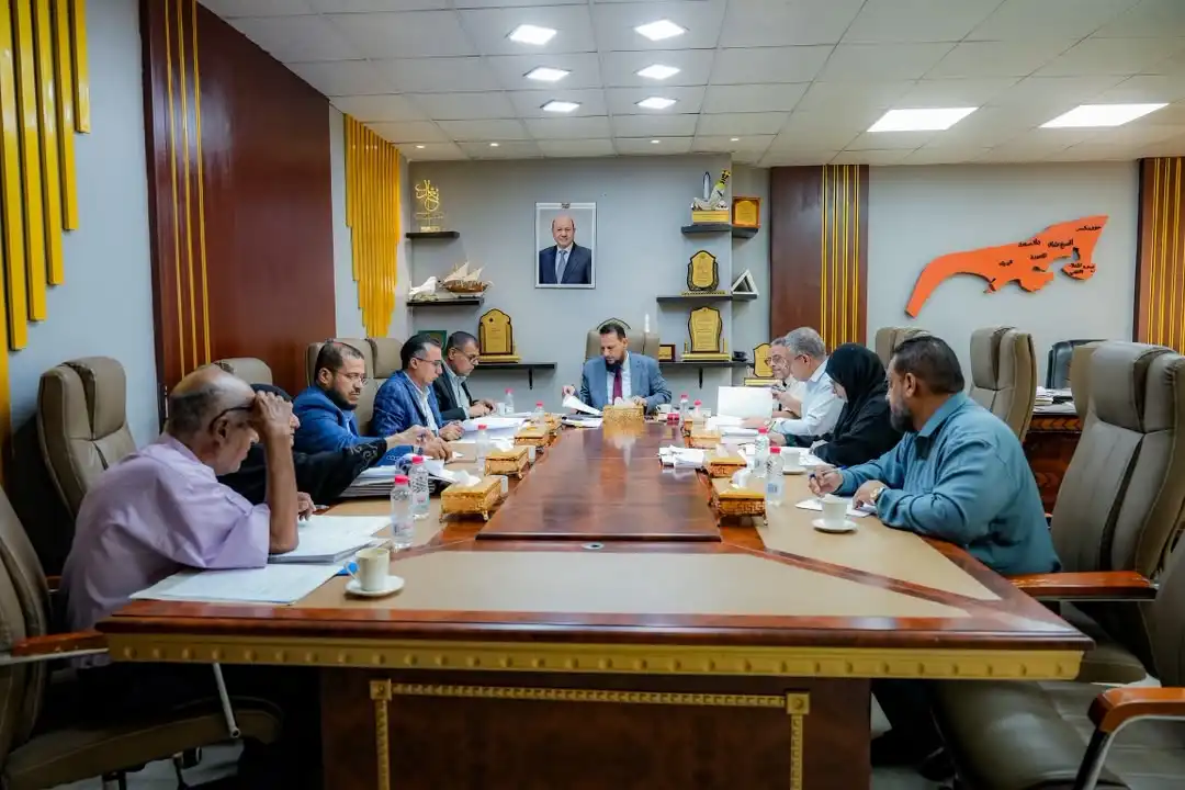 La commission des appels d'offres à Aden approuve 7 marchés pour renforcer l'efficacité du Fonds de propreté et d'amélioration.