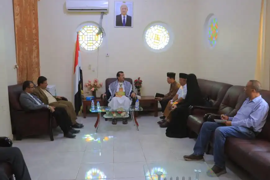 Le représentant de Marib discute avec l'Association Rahmania d'Indonésie pour renforcer le partenariat humanitaire.