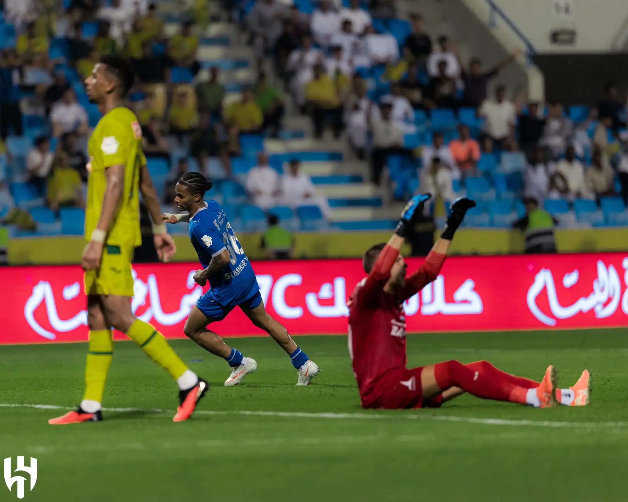 Al-Hilal dominates Al-Khaleej with a five-goal performance in one half, continuing their strong start in the Roshen League.