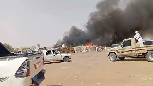 Quatre citoyens blessés et 23 habitations endommagées suite à un incendie au camp de déplacés d'Al-Wahda à Marib.