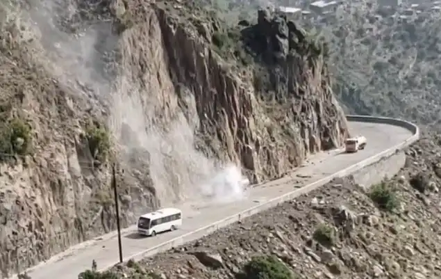 Taiz: Civilian casualties reported as Houthi ballistic missile strikes target passenger vehicles on the Heijjah al-Abd road.