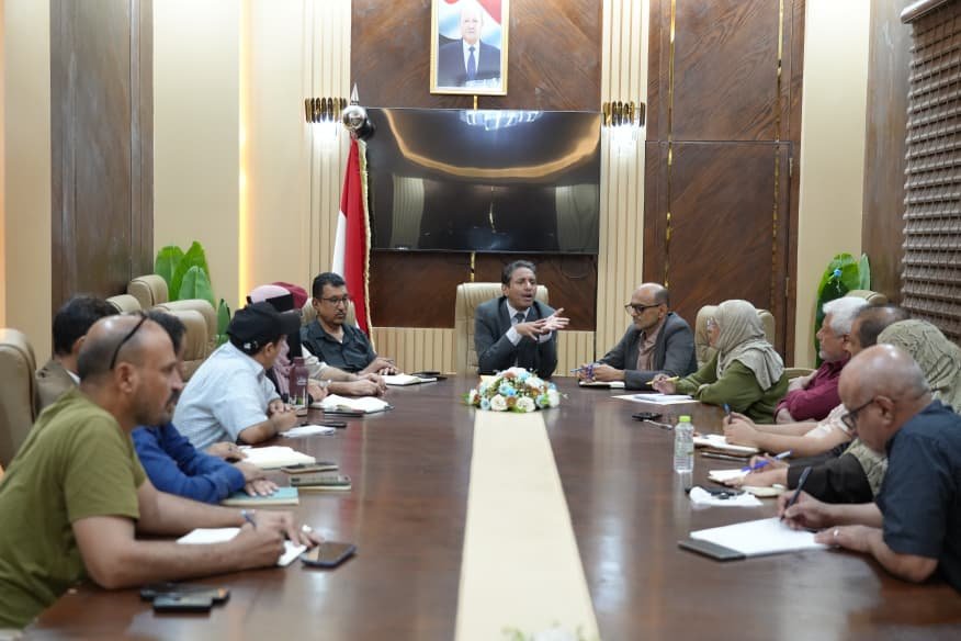 À Aden, la Commission d'urgence technique du ministère de la Santé discute de l'amélioration de la préparation sanitaire et du renforcement des stocks de sang.
