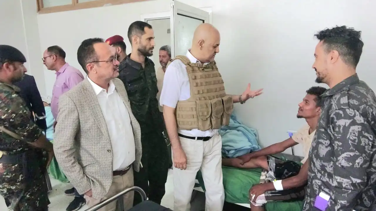 The Governor of Taiz reviews the conditions of the wounded and praises their sacrifices against the Houthi militias.