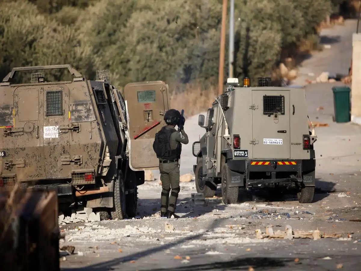 الاحتلال يعتقل 10 فلسطينيين والمستوطنون يصعّدون اعتداءاتهم في الضفة الغربية
