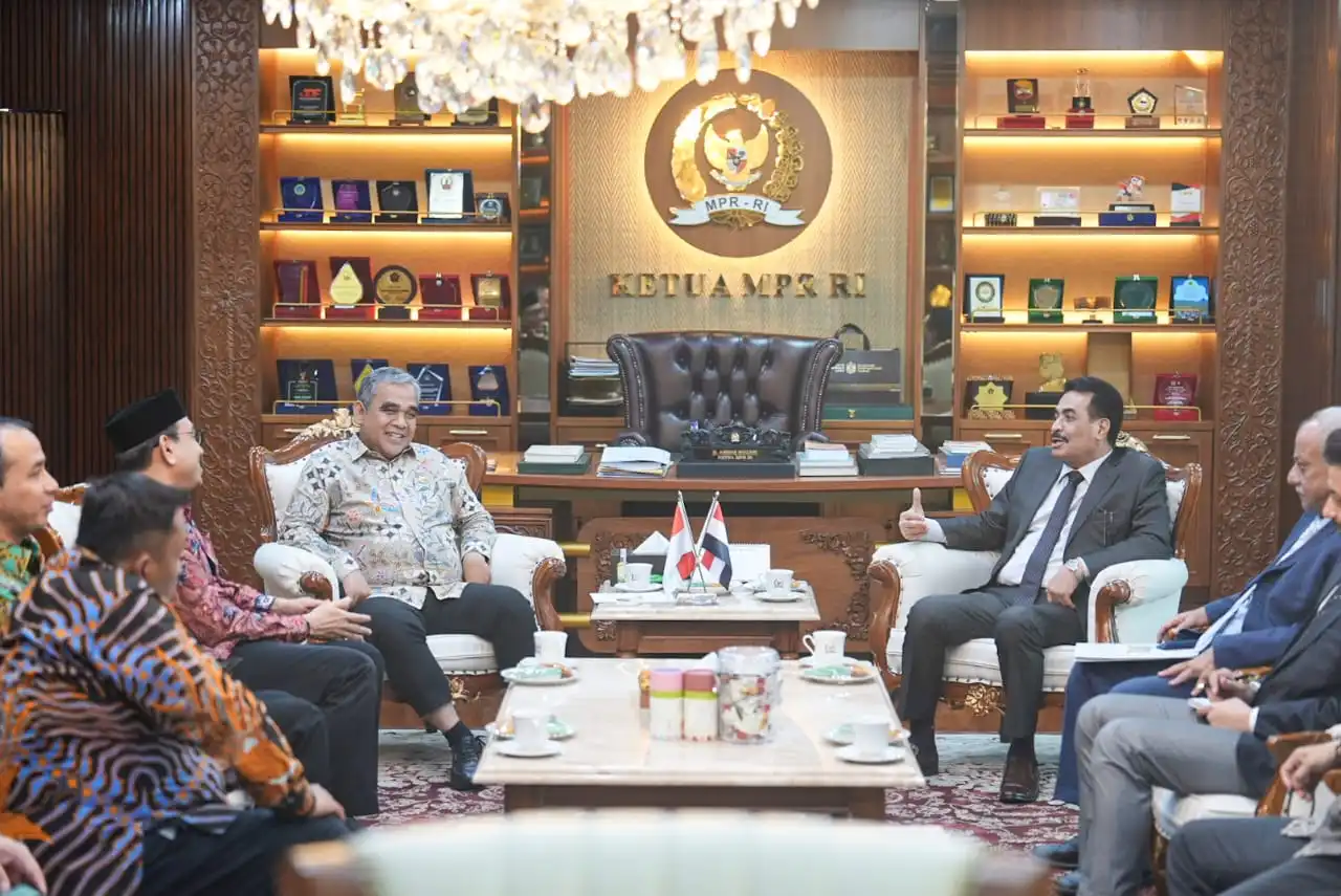 L'ambassadeur du Yémen discute avec le président du Conseil consultatif indonésien des relations bilatérales et de la situation au Yémen.