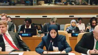 وزيرة الخارجية: وقف التصعيد الحوثي ودعم مؤسسات الدولة أساس الحلول الدائمة للنزوح في اليمن