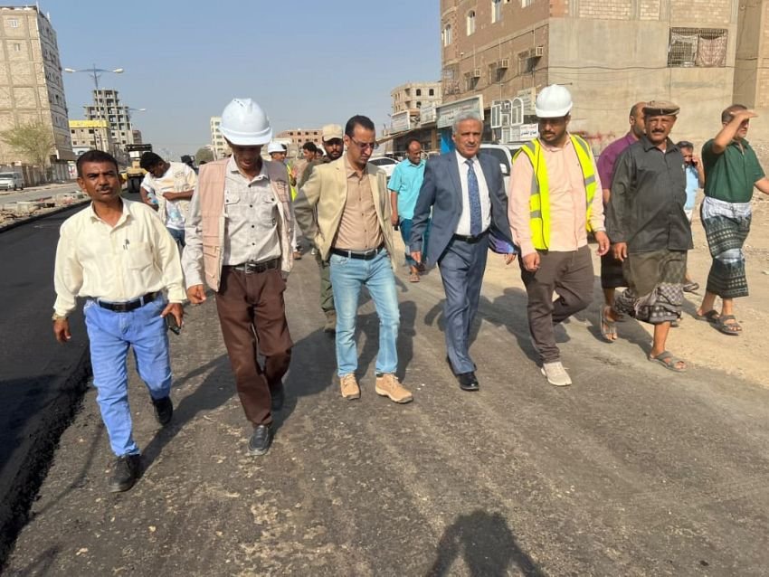 The head of the Road Maintenance Fund reviews progress on the Technology-Development Road project in Aden.