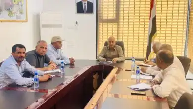وزير المياه والبيئة يناقش أوضاع مشاريع الصرف الصحي في سيئون وتريم